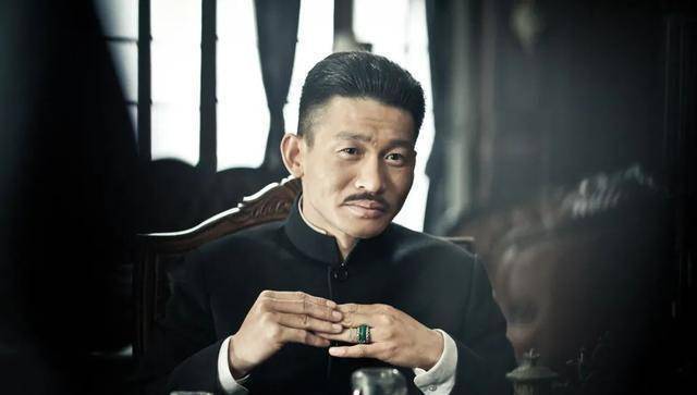 同年他还在电视剧《少帅》里演杨宇霆,是张作霖的左膀右臂,一个精于