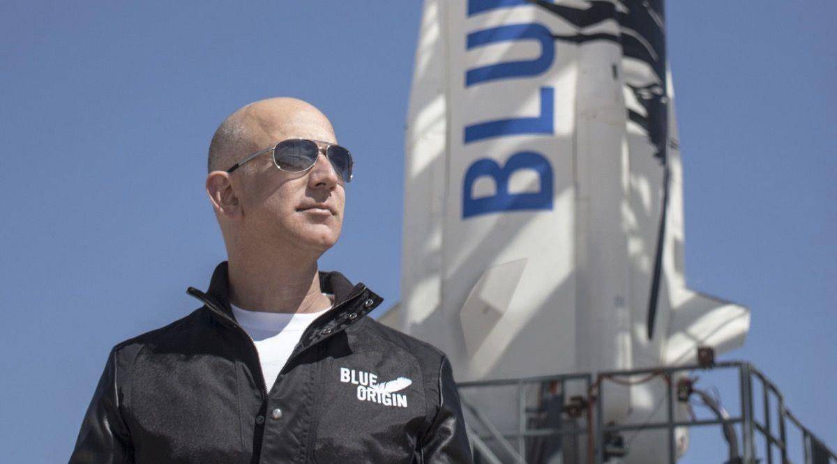 你看他的光头更亮了,你看他的衣服更时尚了,你看他还有了肌肉,甚至连