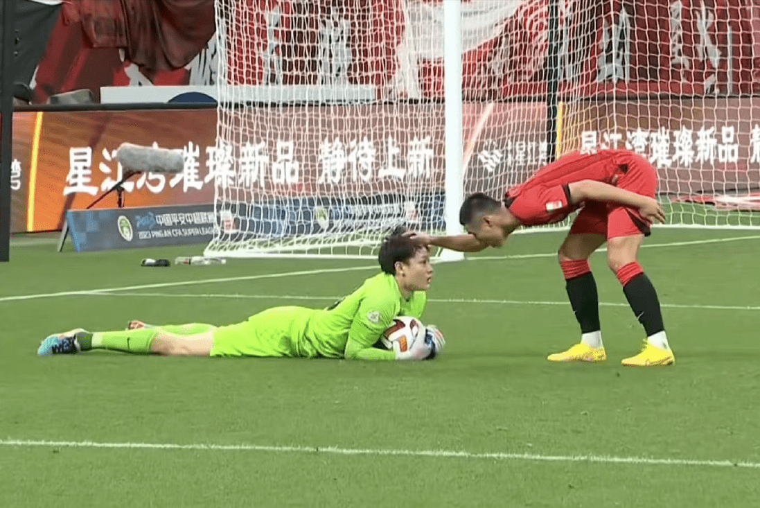 原创            0-1！上海海港拉胯，成都蓉城逆境绝杀，25场不败，武磊遭遇碰瓷（上海海港阵容名单）