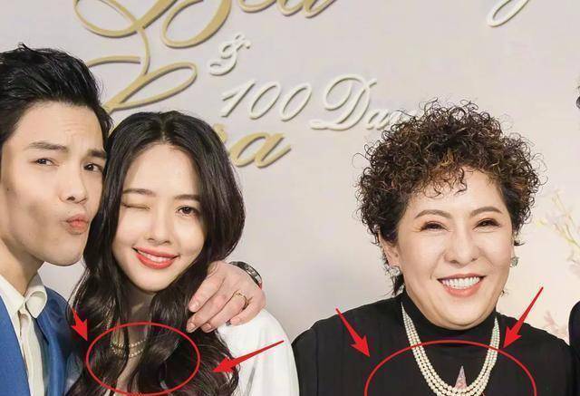 郭碧婷向佐女儿百日宴,留意郭碧婷的这个细节,别再同情她了!
