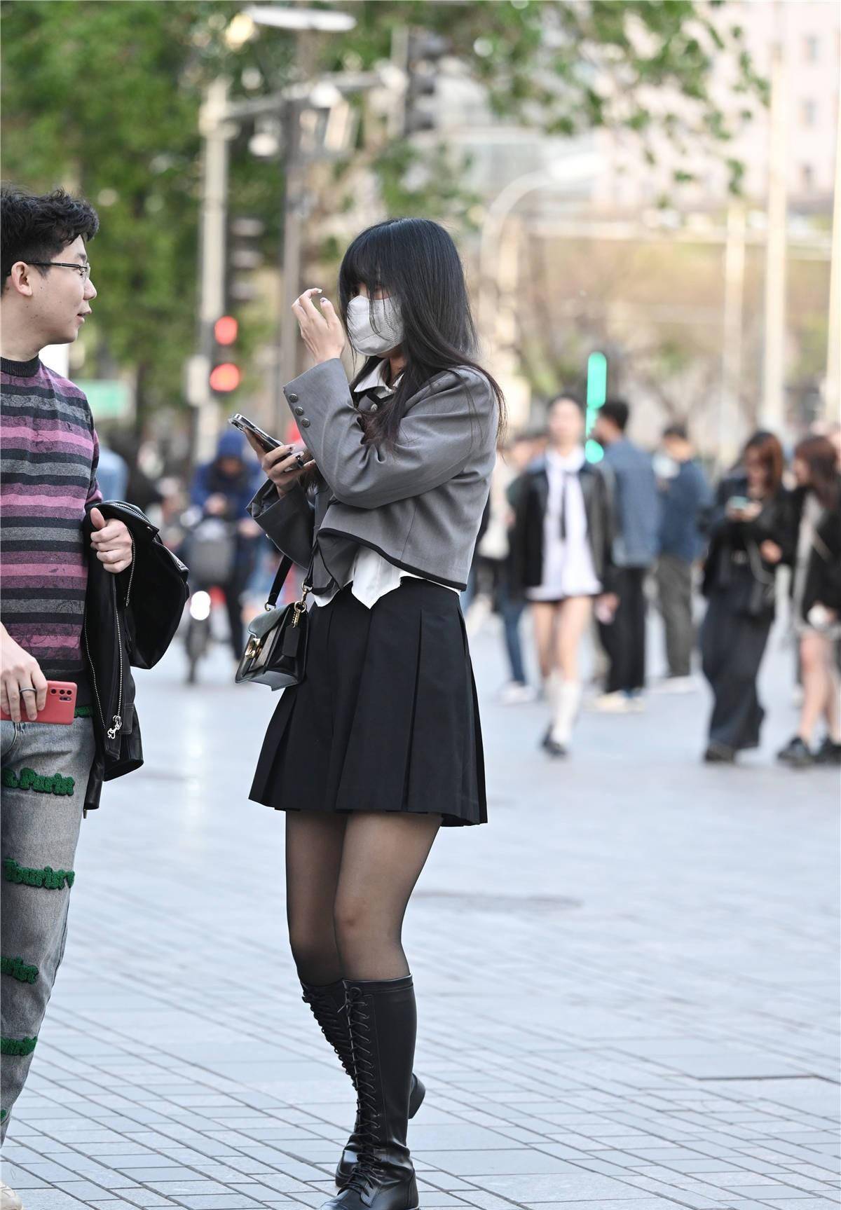 黑丝袜配靴子,你会选择皮靴的款式吗?适合春天出门_黑色_效果_时尚