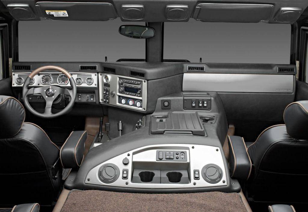 内饰方面,悍马h1的基本布局和