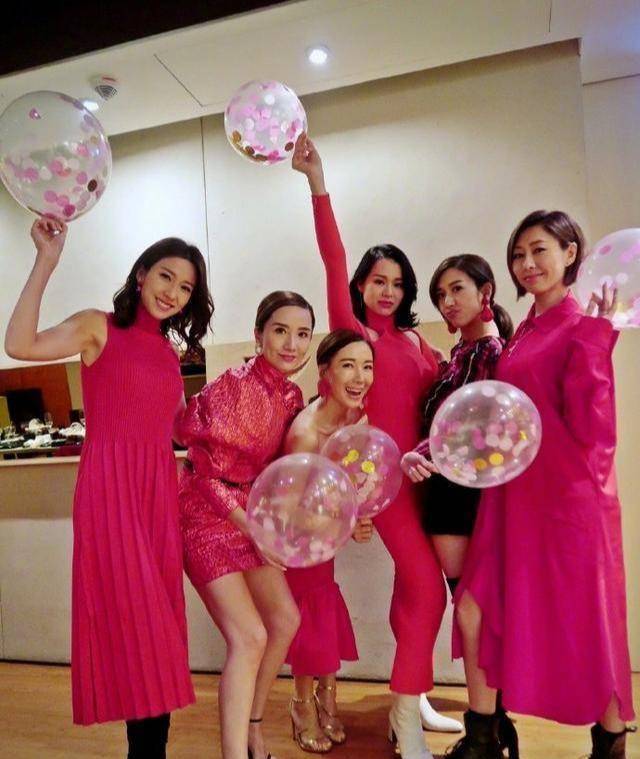 闺蜜团胡说八道会一年后再出游黄智雯缺席恨看姐妹们三点式靓照_胡