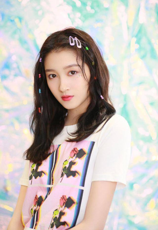 关晓彤从小就知道存钱的重要性,小时候存钱是为了防范风险_明星_郑爽