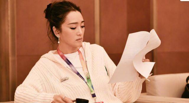 巩俐染了新发色真显年轻,穿毛衣配自行车裤好时髦,气场不减当年_运动