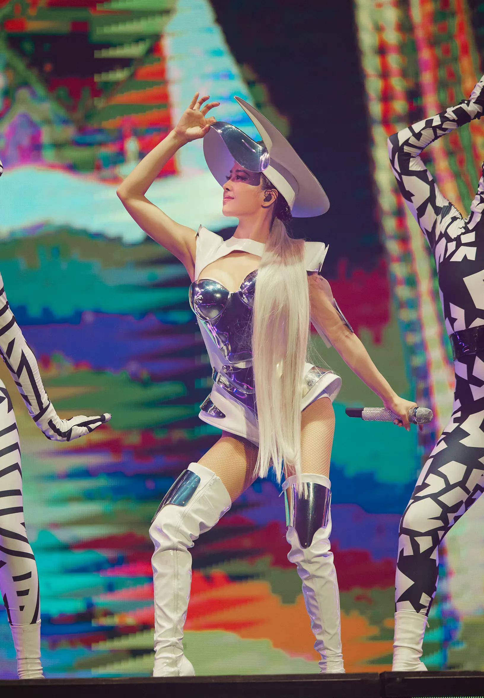 蔡依林今年演唱会的造型是深v镂空网袜迷你裙,火辣又时髦,差点露出