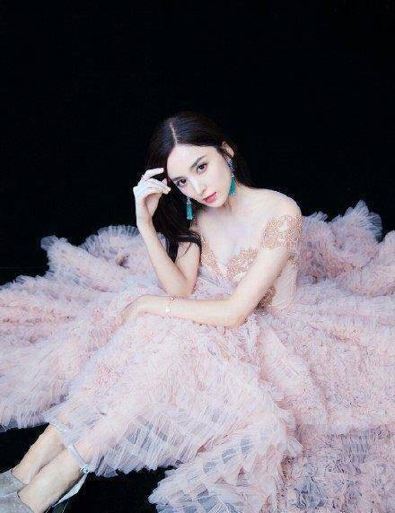 古力娜扎礼服抢风头杨幂搬出敬业落水戏应战女星热搜之争太激烈