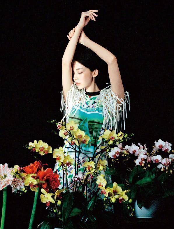 古力娜扎留编发秒变"初恋脸",但皮裙出卖了她,原是蛇蝎美人!