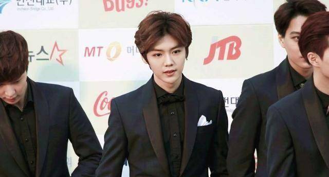 郭碧婷未婚夫怒斥滕华涛,不要将《上海堡垒》的烂甩锅给鹿晗_向佐