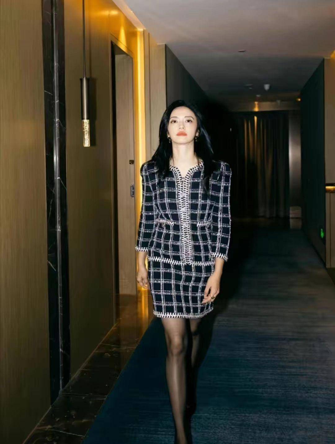 姚晨罕秀男神,穿时尚丝袜肌肉美腿惊人,表情却很真实_造型_一定的