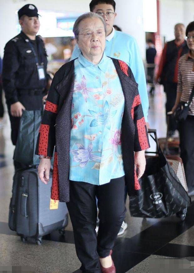 李明启86岁身体健朗,戴珍珠项链宝石戒指,是个慈祥的阔老太太!