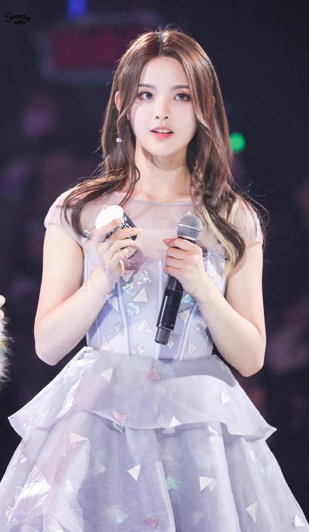 一套米黄色的深v连衣裙,让杨超越最近火了一把!_身材_灯光效果_青春