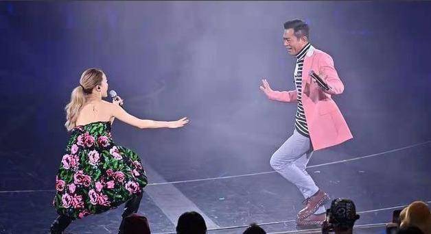 古天乐为容祖儿大解禁 不仅唱了《男朋友》还现场大跳"拜神舞"_古仔