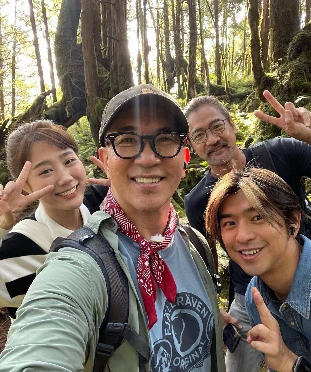 目前具俊晔参加《极岛森林》第二季的录制,还和陈柏霖等嘉宾合影,这档