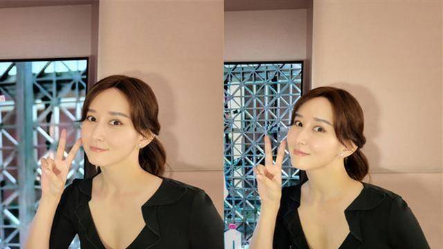 胡静晒生活近照,穿v领秀身材,5周年见荧幕"高雪琴"还俏皮合拍_女性