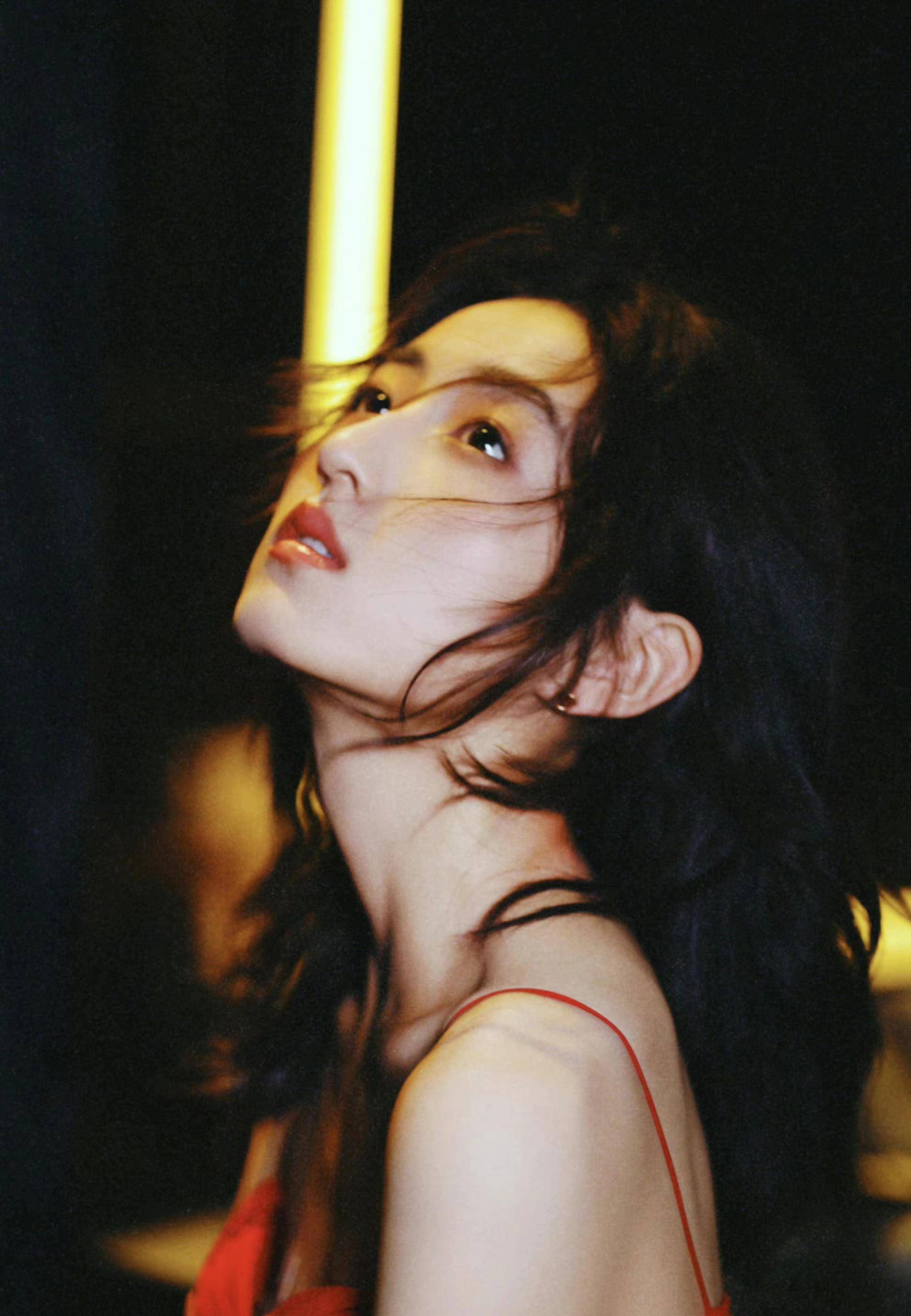 张子枫出席活动,穿一条红色荷叶边吊带裙,温柔又恬静!_造型_气质_显得