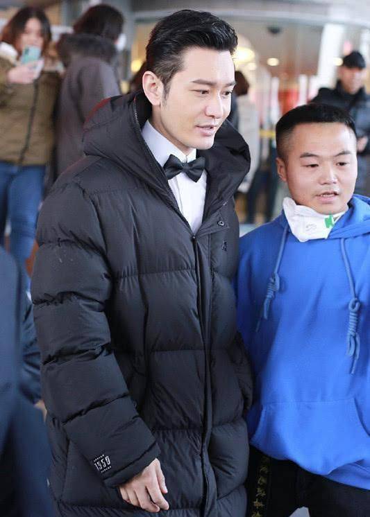 黄晓明现身,穿黑色长款羽绒服搭白衬衫,梳个大背头帅气儒雅!