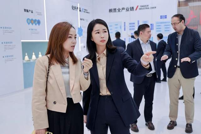 陈嫣妮的成功并不是凭空而来的,她有着非常出色的管理能力和战略眼光