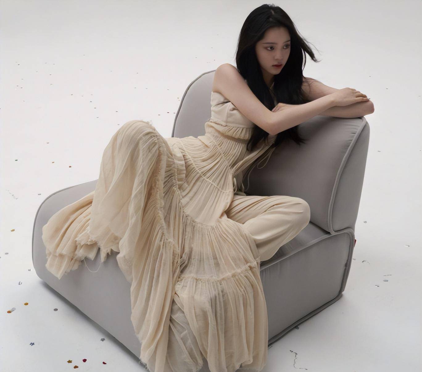 欧阳娜娜大片释出,穿吊带皮衣跪地十分时尚,精致妆发纯欲十足_黑色