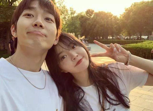 华谊千金王文也为友人庆生,形判若两人,相依而坐不惧男友吃醋?