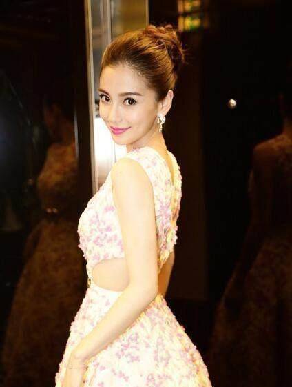 而那时已经有两个月身孕的angelababy孕吐严重,还要穿着厚厚的戏服,几