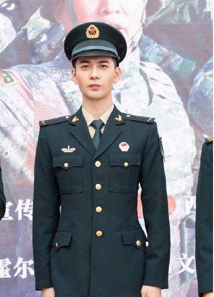 李易峰军装亮相,我却被张馨予杀到,被集体喊军嫂太酷_演技_军人_本人