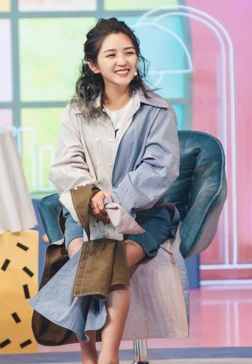 何洁瘦了真任性!在牛仔短裙外面穿长裙,别说,还真挺好看!