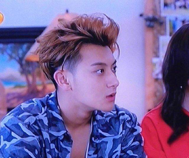 黄子韬拍戏不慎露出胸毛?网友:胸口的痣才是亮点_杨幂_谢晓飞_女明星