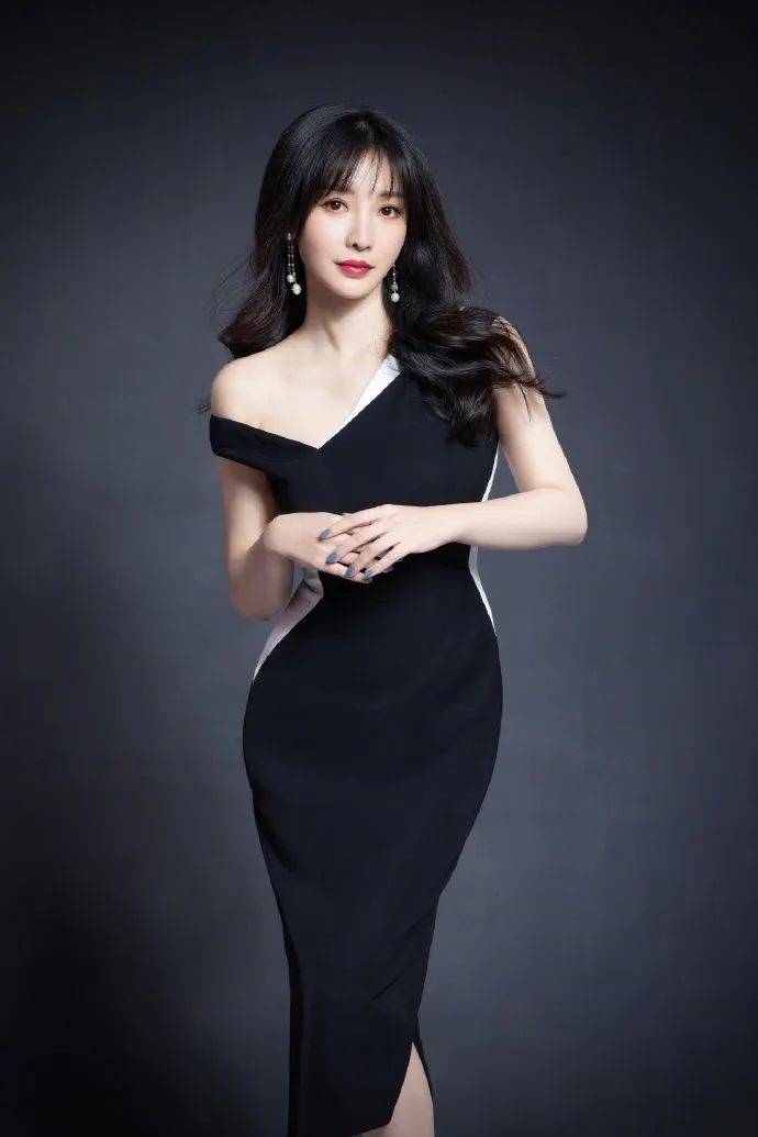 柳岩穿着的这款黑白配色裙装就是如此,虽然用白色面料装点出了极细