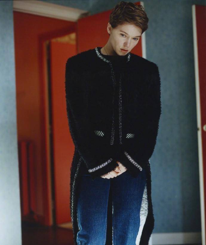 37岁邦女郎蕾雅赛杜身材绝了,霸气短发配蕾丝长裙,网友:好man_阿黛尔