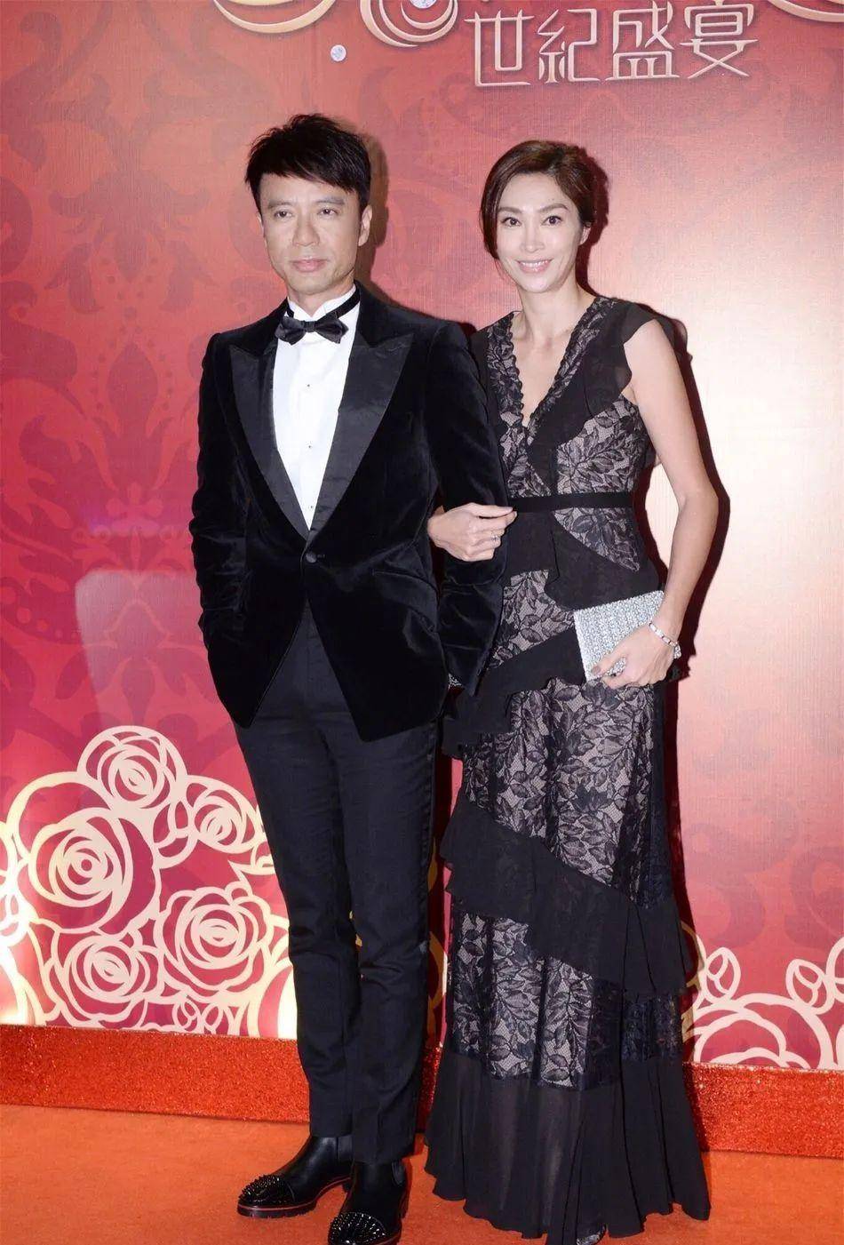 在某次活动现场,李克勤和娇妻罕见合体现身,他老婆的这身造型可谓是