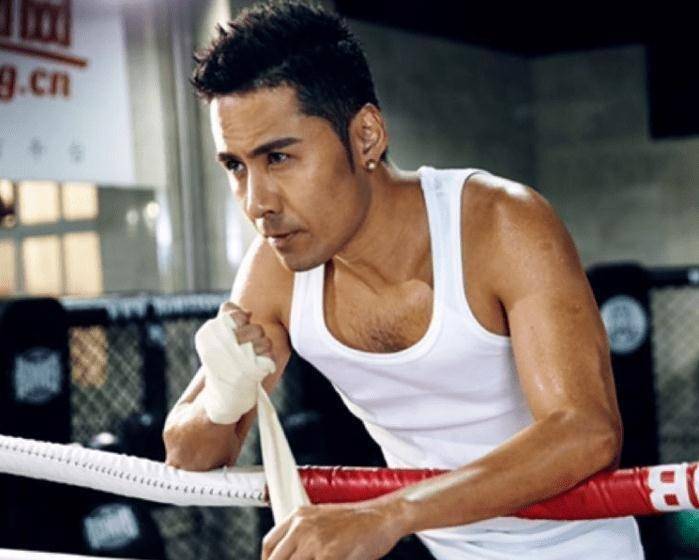 从视频中可以看出,47岁的黄征,身材健硕,肌肉线条紧致,无多余赘肉.