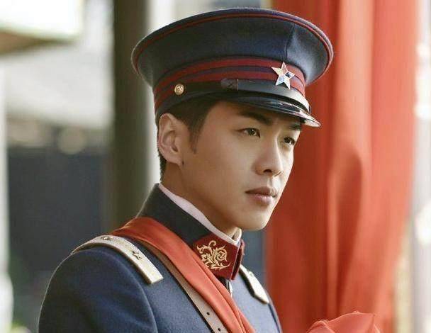 胡歌穿军装眼神坚毅,陈伟霆和张若昀穿出文艺范_显得_张显宗_剧中
