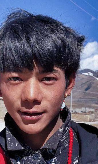 藏族小哥丁真旧照流出,竖中指太像精神小伙_群众_形象_意思