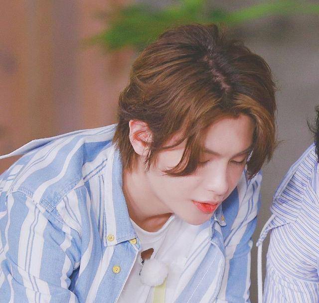 黄明昊朱正廷关系变化史,曾经异国他乡相濡以沫,如今渐行渐远_权哲