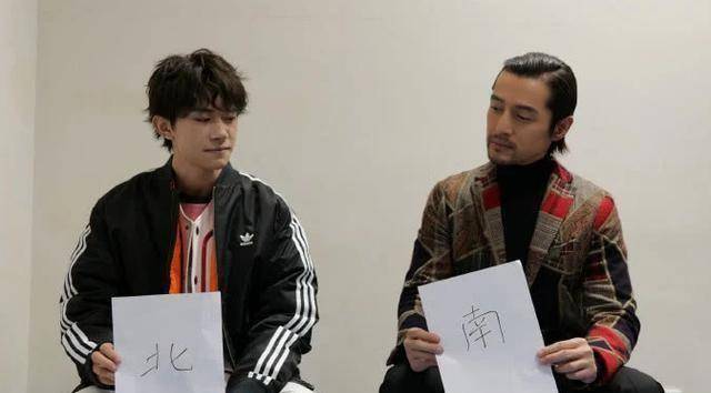 胡歌"自毁形象",造型尽显邋遢,脚踩人字拖在地下室喝酒_照片_网友