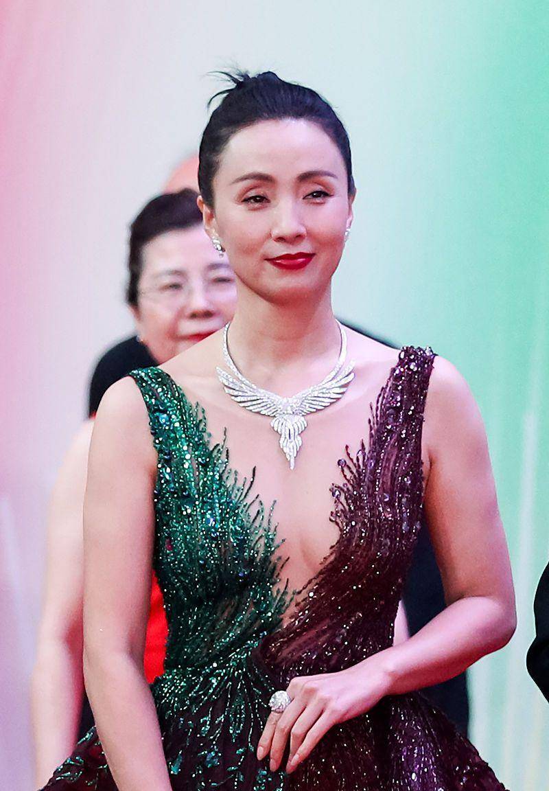 陶虹这次选择了一件白色的时尚连衣裙,非常的简约精致.