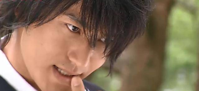 在《泡沫之夏》中,黄晓明饰演的洛熙是狂拽酷炫的超级巨星.