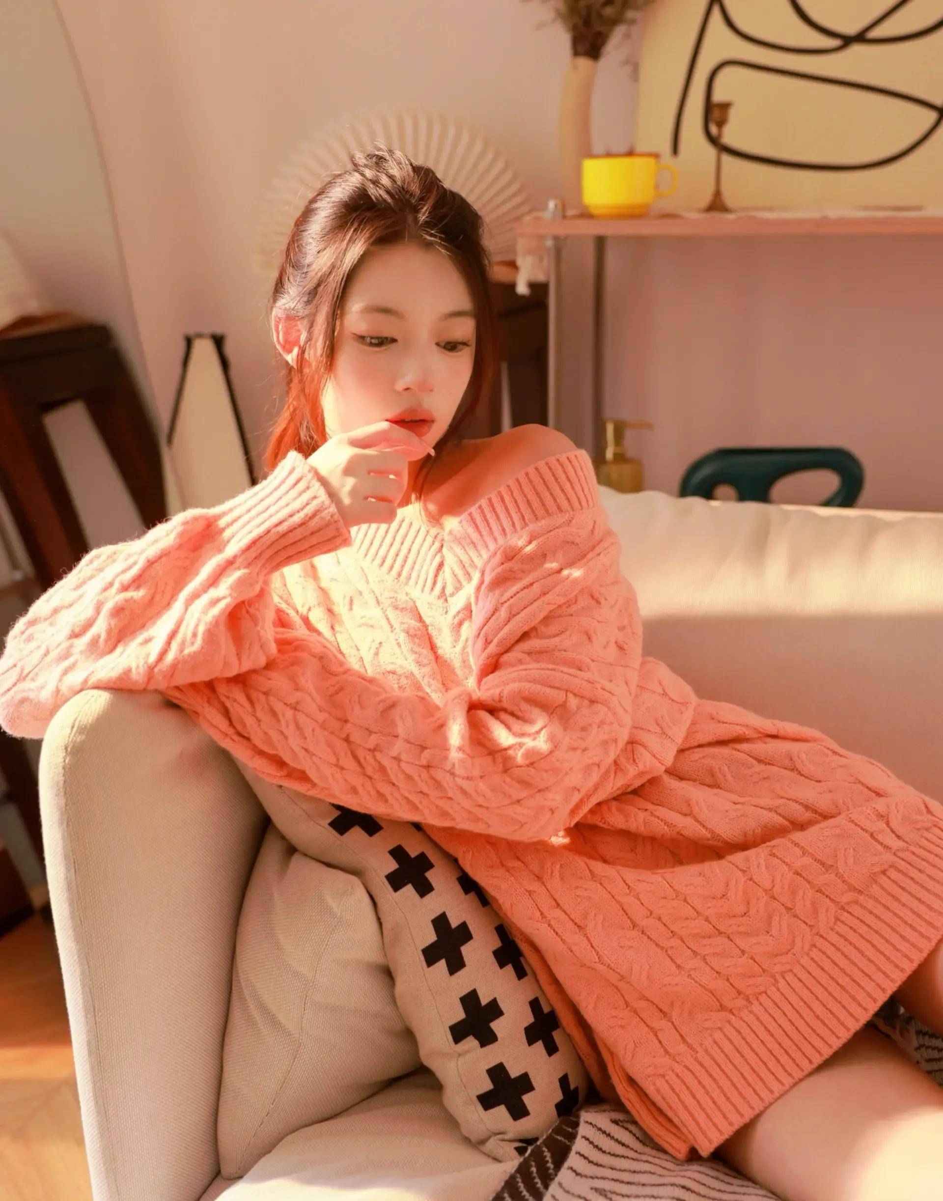 甜美可人的粉色毛衣微搭肩女生穿