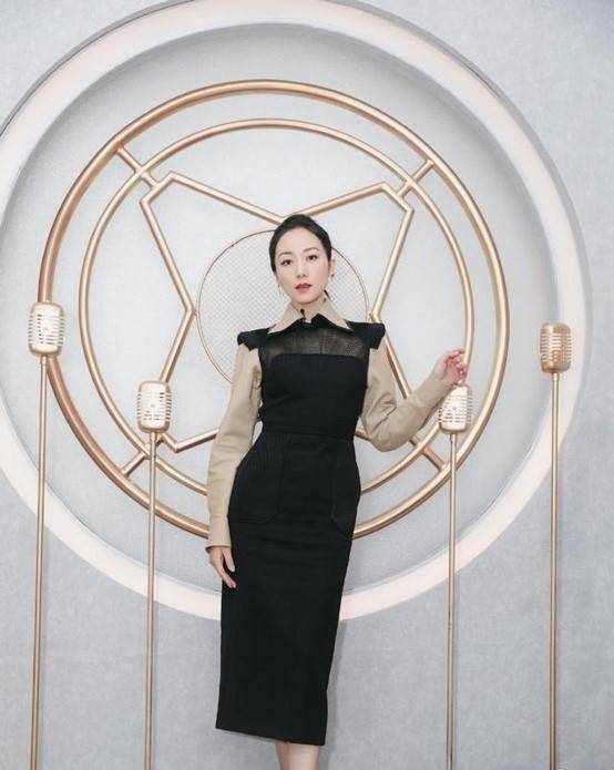 韩雪造型美极了,暗红亮礼服大气时尚,直逼腿根开叉体现别样风情_的