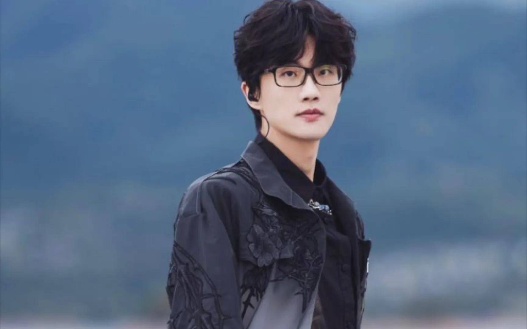 八卦大咖曝二字男歌手睡粉选妃,只因网友一句话,许嵩无辜躺工具_阳阳