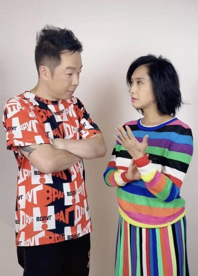 而黄贯中刚开始并不了解媳妇要做什么,仅仅和她相同门把放到自身脸