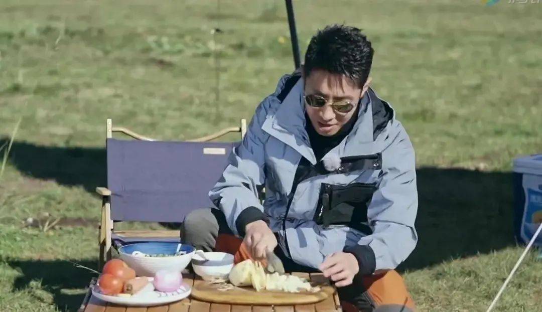 五位央视名嘴结伴旅行,康辉便装好帅,撒贝宁小尼青春,李梓萌张蕾共用