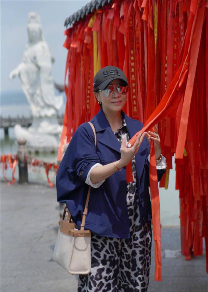 刘嘉玲近况:全家去拜佛,年迈母亲白发苍苍背50万包包_梁朝伟_带着