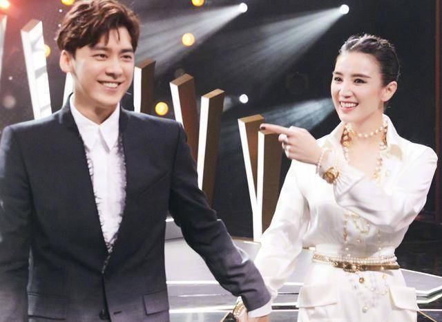 江疏影身穿红长裙很惊艳,与当红小生同框贵气十足,又是豪门姐弟