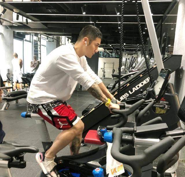 蒋劲夫以前喜欢秀肌肉,但是在有了乌拉圭小姐姐后,夫仔也似乎是冷暖