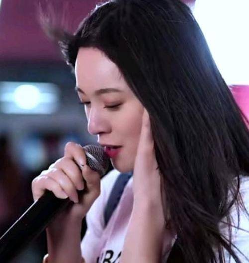 随着她参加《超级女声》和《中国梦之声》等多个选秀节目,唐艺逐渐