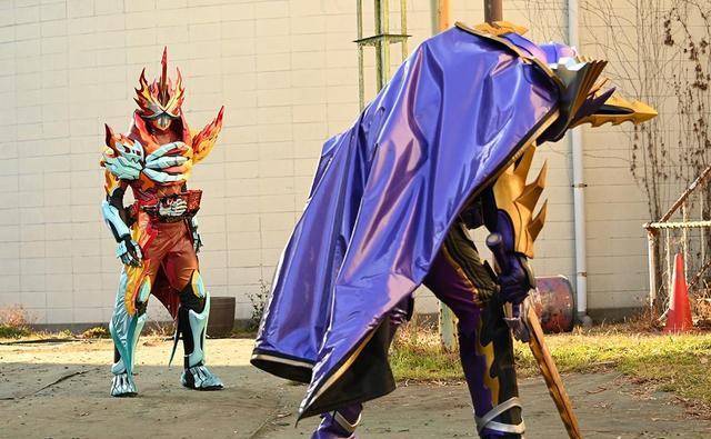 假面骑士圣刃28话预告莲脱离组织追随贤人惨遭王剑教育_飞龙_故事