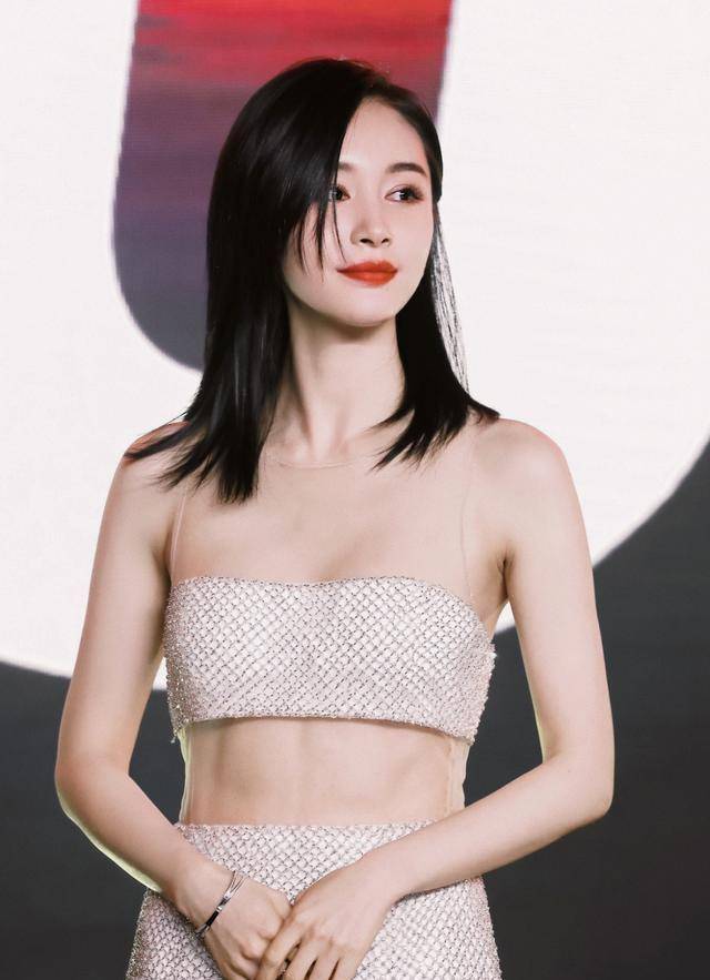 活动现场王子文化身"美人鱼",露出纤细腰身精致锁骨,优雅灵动_自律