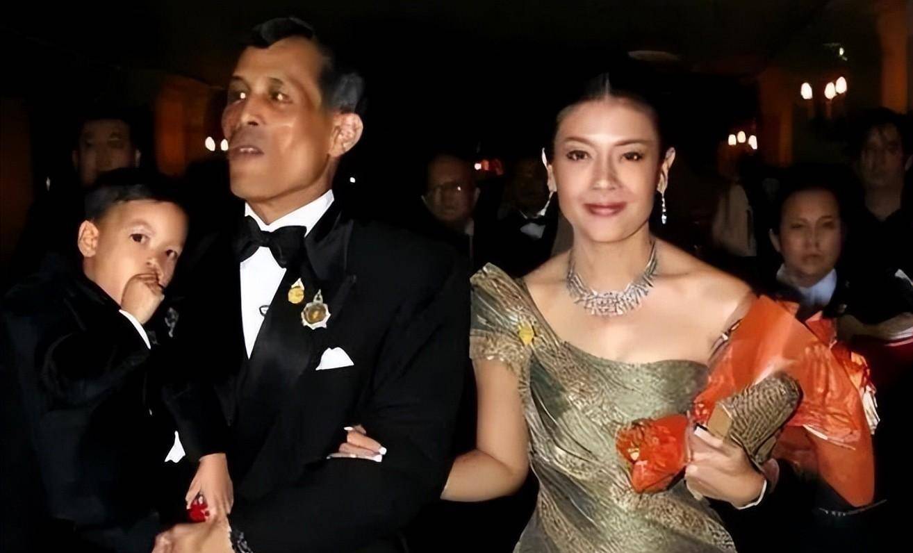 2014年泰国最美王妃,被爆出赤裸趴地给狗喂食,全程多人围观录像_拉米